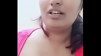 Swathi Naidu Menggoda Dengan Memamerkan Payudaranya Sambil Membagikan Nomor Telepon Untuk Dipanggil
