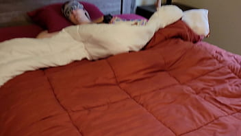 Ibu Tiri Mengira Anaknya Adalah Suaminya Dan Menghisap Kontolnya Sampai Pria Itu Ejakulasi Di Wajahnya