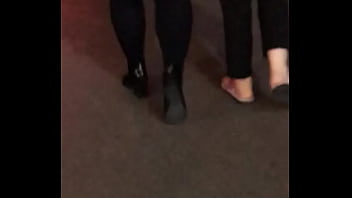 Gadis Tionghoa Bergairah Dengan Bokong Montok Yang Menggoda