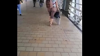 Tante China Memamerkan Pantatnya Yang Menggoda