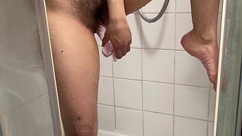 Gadis Arab Amatir Menggila Di Kamar Mandi, Mengocok Memek Pakai Dildo Besar Sampai Muncrat Saat Lebaran