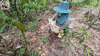 สาวไทยหีสวยโชว์ริมทางเดินในป่า ภาพคมชัด 4k