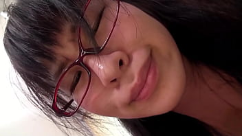 Gadis Jepang Kecil Berkacamata Menggoda Ayah Tiri Hingga Perawan Pecah Dan Ditusuk Penuh Sperma Tanpa Sensor