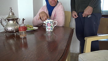 Ibu Tiri Arab Yang Taat Diguyur Sperma Panas Anak Tiri Yang Sedang Masturbasi