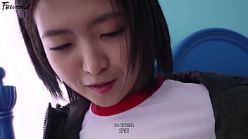 Pacar Korea Montok Berperan Dengan Stoking Hitam Yang Menggoda