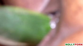 Ibu Rumah Tangga Kesepian Menggoda Dirinya Dengan Mentimun Demi Setia Pada Kekasih