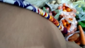 गर्म देसी लड़की सब्जी बेचते-बेचते ग्राहक के साथ जंगली चुदाई में मस्त