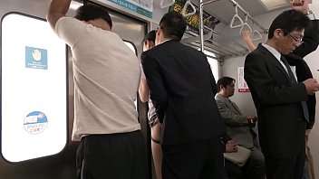 電車で痴漢に弄ばれる熟れた五十路母、福富りょうの疼く肉体