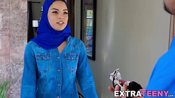 Maya Bijou Arab 18 Tahun Dihajar Dua Kontol Sampai Muncrat Di Wajah Dan Mulutnya