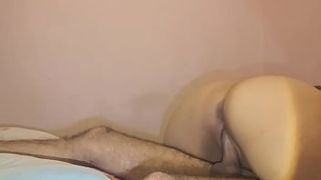 كلام العاهرة المثيرة يلهب الشهوة وهي تُمارس الجنس من مؤخرتها، استمع إلى نساء الشعب المثيرة