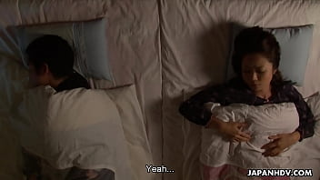 Menggoyang Memeknya Sampai Basah Sebelum Ditusuk