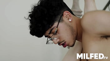 Terkejut Melihat Payudara Besar Ibu Tiriku Telanjang Di Kamar Mandi