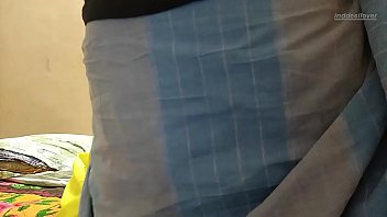 भड़कीली देसी कुड़िया मोटे लंड से चुदाई का मजा लेती है