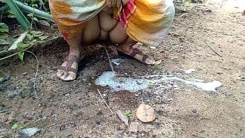 Tante Desi Pipis Alam Liar, Bikin Nafsu Membara