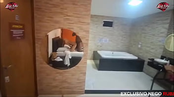 Berlutut Di Ranjang, Kutancapkan Hingga Dia Tak Kuasa Menahan Erangan