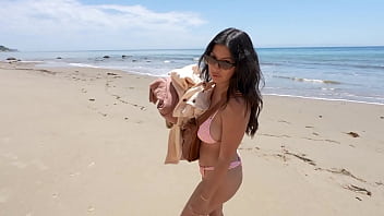 Menggoda Istri Kakak Tiriku Sampai Merintih Di Pantai Telanjang Yang Ramai