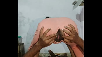 Bhabhi Berdress Pink Mesra Dengan Kekasihnya, Adegan Panas Bhabhi India Yang Menggoda Di Video Homemade