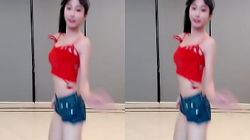 Cô Gái Trung Quốc Uốn éo Trên Thang Mới đỏ