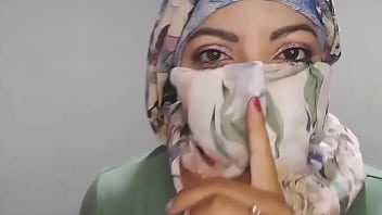 Istri Berhijab Arab Masturbasi Diam-diam Sampai Klimaks Ekstrem Dengan Niqab, Squirtan Asli Saat Suami Pergi