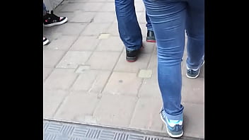 Pantat Seksi Tiongkok Yang Menggoda Di Jalanan