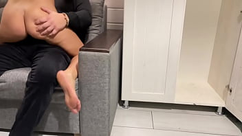 Ibu Tiri Mengintip Anak Tirinya Nonton Bokep Lalu Menggoda Dan Menghisap Kontolnya