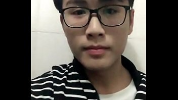 Pria Tiongkok Yang Bergairah Menjilati Memek