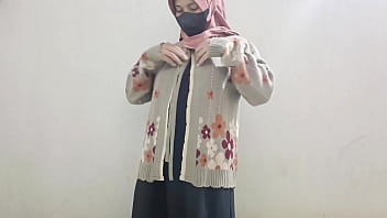 Gadis Berhijab Meremas Pahanya Sendiri Sambil Menggesek Mentimun Besar Hingga Basah Dan Menggeliat Nikmat