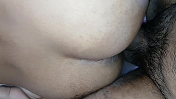 Mengangkat Paha Nani Lalu Menancapkan Kontolku Dalam Liang Kemaluannya Yang Basah