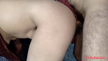 Pembantu Pakistan Awalnya Ragu, Tapi Akhirnya Teriak Histeris Nikmati Ngentot Anal Doggy Gaya Kasar Dengan Erangan Hindi Sambil Selimuti Dopatta Merah