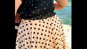 Gadis Seksi Berbusana Di Luar Ruangan – Memamerkan Belahan Dadanya Yang Menggoda