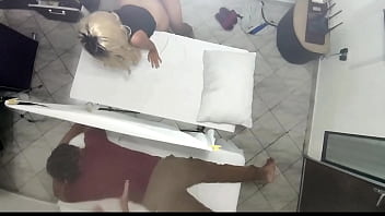 Pijat Pasangan Berujung Mesum, Istri Cantik Dihajar Masajis Di Depan Suami Yang Cuma Bisa Nonton