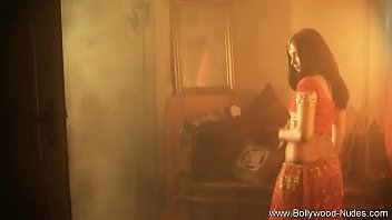 Gadis India Yang Cantik Dan Menggoda Seperti Bunga Mekar