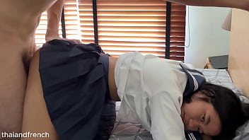 Gadis Thailand 18 Tahun Amatir Dengan Memek Sempit Tak Tahan Dihajar Kontol Bule