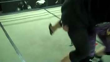 Wanita Seksi Menyeret Tubuhnya Untuk Aksi Panas Penuh Gairah.