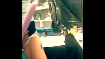 Wanita Dewasa Seksi Membungkuk Dan Membuka Lebar Memek Serta Pantatnya, Merengek Minta Dikentut