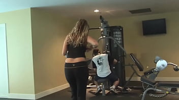 Ibu Berambut Pirang Mengeluarkan Cairan Di Atas Payudara Besarnya