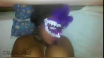 Gostosa Indo De Quatro No Chão