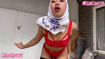 Nyonya Muslim Arab Yang Suka Meludahi Budak Setianya