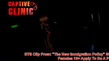 Adegan Panas Di Balik Layar Sandra Chappelle: Kebijakan Imigrasi Baru Yang Menggoda, Disela Pesanan Makanan China Yang Menggairahkan – Tonton Film Lengkapnya Di Bondageclinic