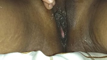 गर्म देसी लड़की अपनी तंग चूत में उंगलियाँ चलाते हुए