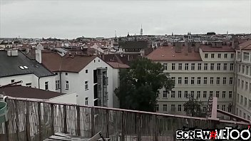 Gadis Pirang Bertetek Kecil Menunduk Untuk Digituin Kontol Gede Cowok Tak Dikenal