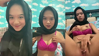 Gadis Berjilbab Pamer Tubuh Telanjangnya Yang Menggoda