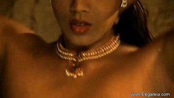 Menyucikan Jiwa Erotisnya Dengan Gairah Membara Di India