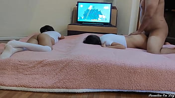 Putri Tiri Dan Temannya Dipakai Bergiliran Oleh Ayah Tiri Mesum Dalam Keluarga Rahasia Yang Cabul