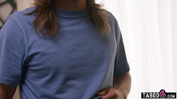 Adik Tiriku Yang Manis Ngegoda Kakak Tirinya Yang Lagi Ngintip Ibu Tirinya Yang Seksi