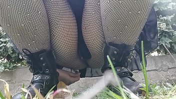 Ibumu Ingin Kencing Di Taman Umum, Dia Membungkuk Dan Memperlihatkan Memeknya Yang Terbungkus Stoking Jala