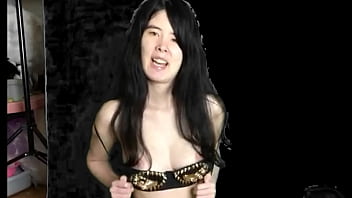 Remaja Asia Cina Memamerkan Payudaranya Di Halloween