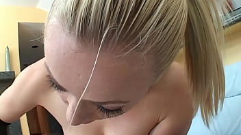 Ibu Lesbi Berkulit Menggoda Bercinta