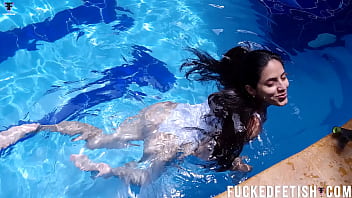 Toples Mewah Helen Star Basah-basahan Di Kolam