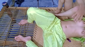 Kakak Tiriku Dari India Tak Membiarkanku Mengerjakan Pr, Malah Menghajar Vaginaku Sampai Dia Memuncrat